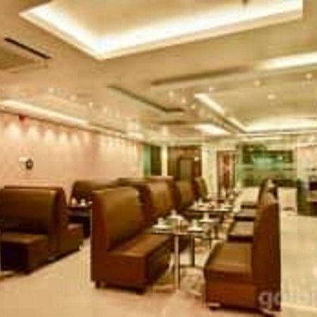 Hotel Sumith Palace Пондичери Екстериор снимка