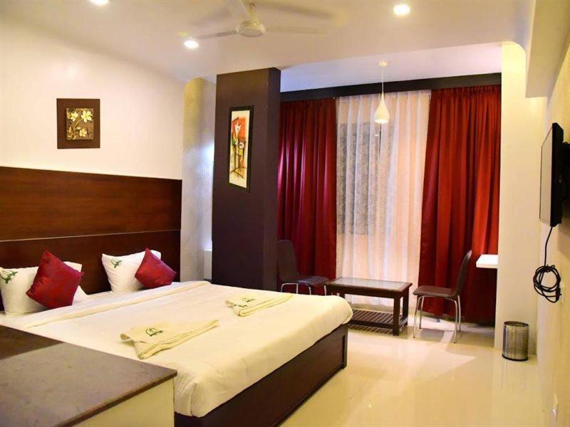 Hotel Sumith Palace Пондичери Екстериор снимка