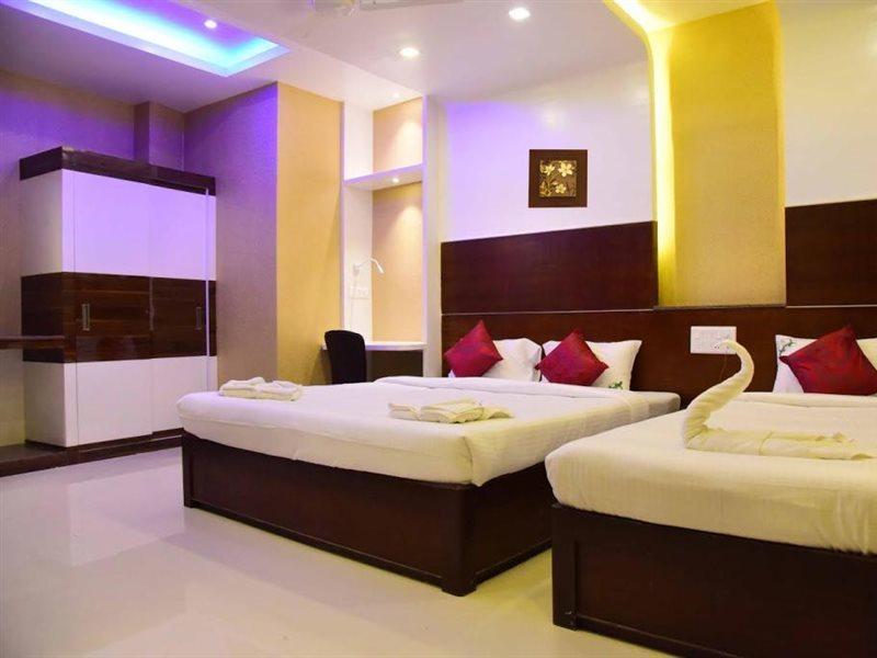 Hotel Sumith Palace Пондичери Екстериор снимка