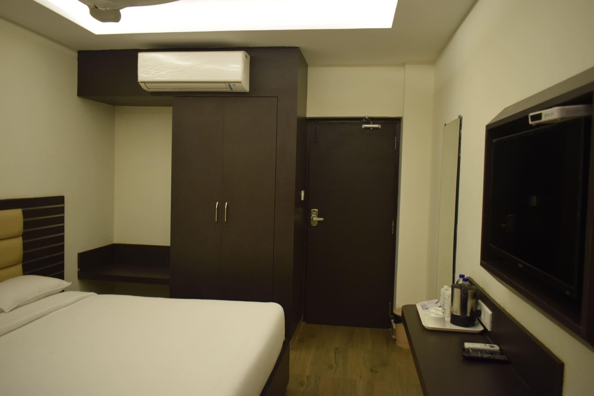 Hotel Sumith Palace Пондичери Екстериор снимка