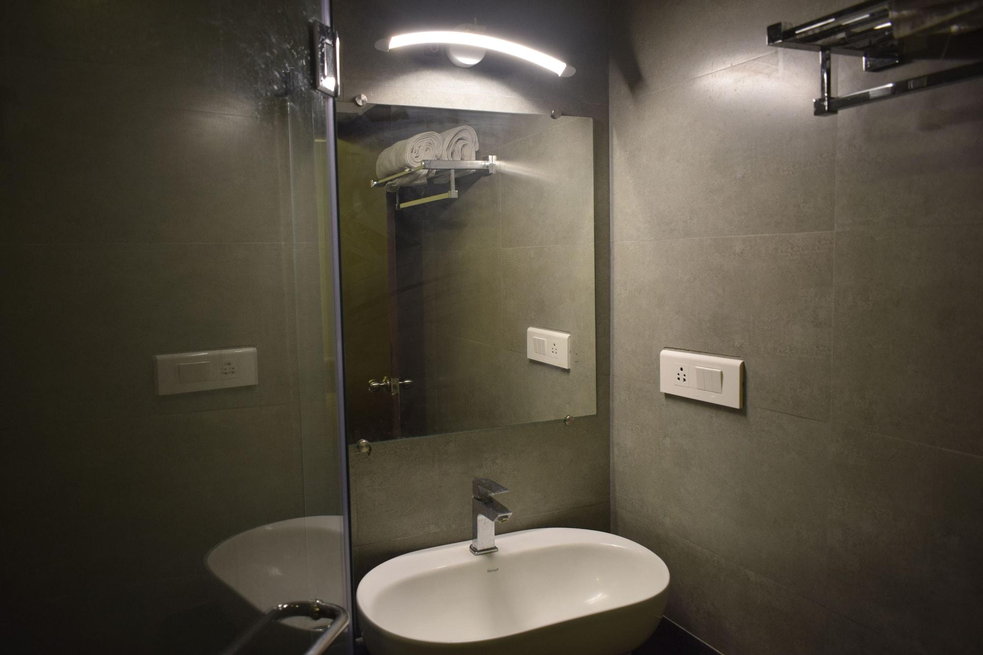 Hotel Sumith Palace Пондичери Екстериор снимка
