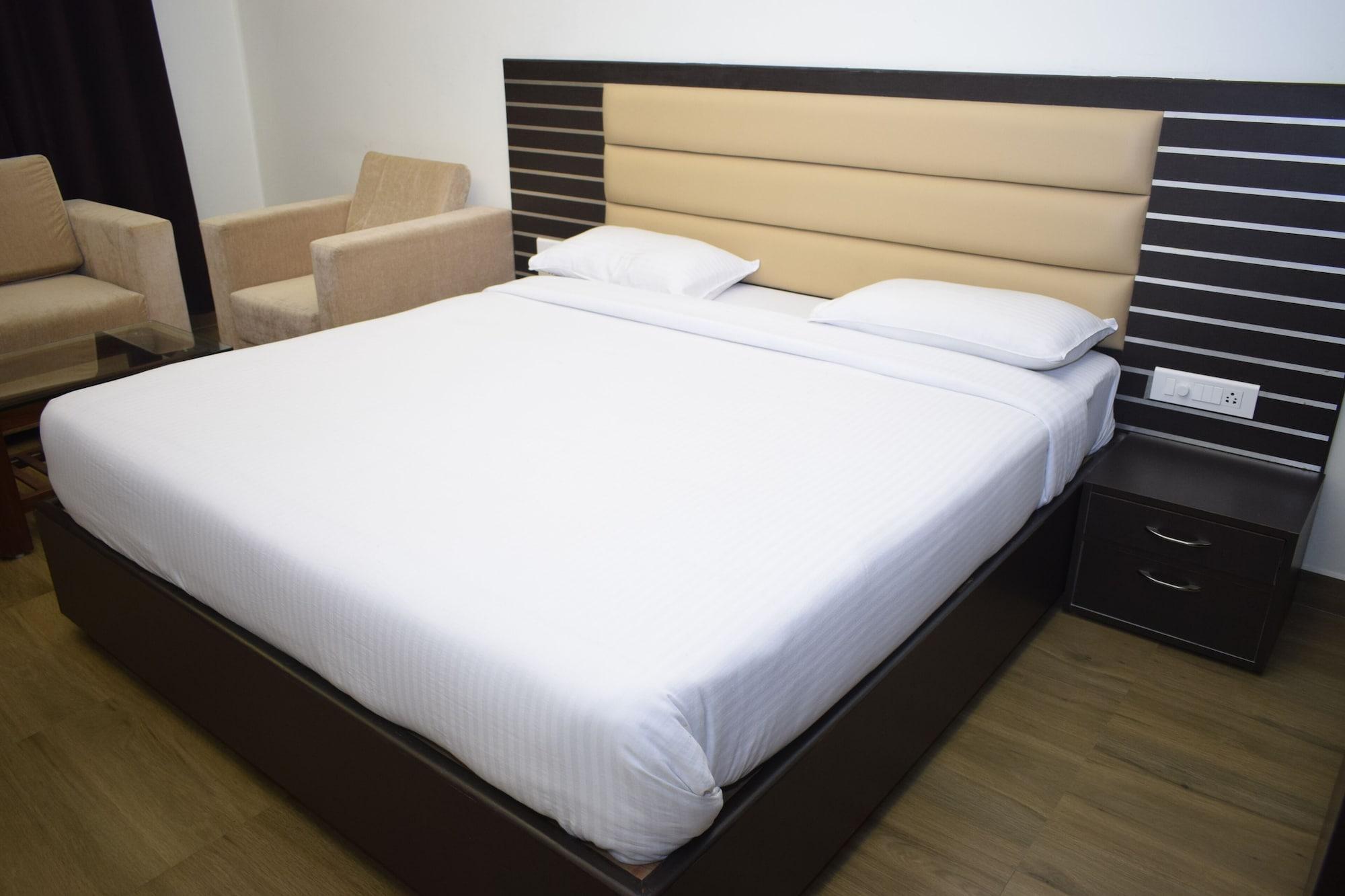 Hotel Sumith Palace Пондичери Екстериор снимка