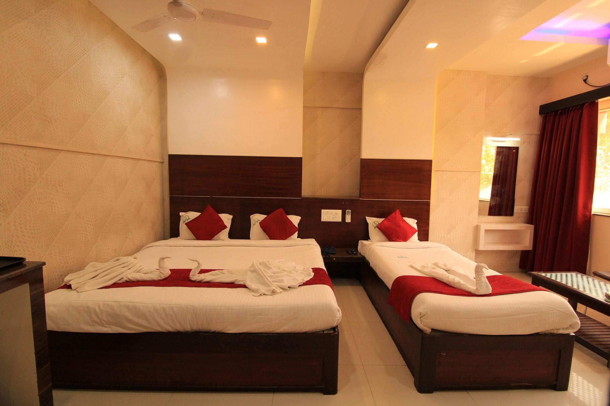 Hotel Sumith Palace Пондичери Екстериор снимка