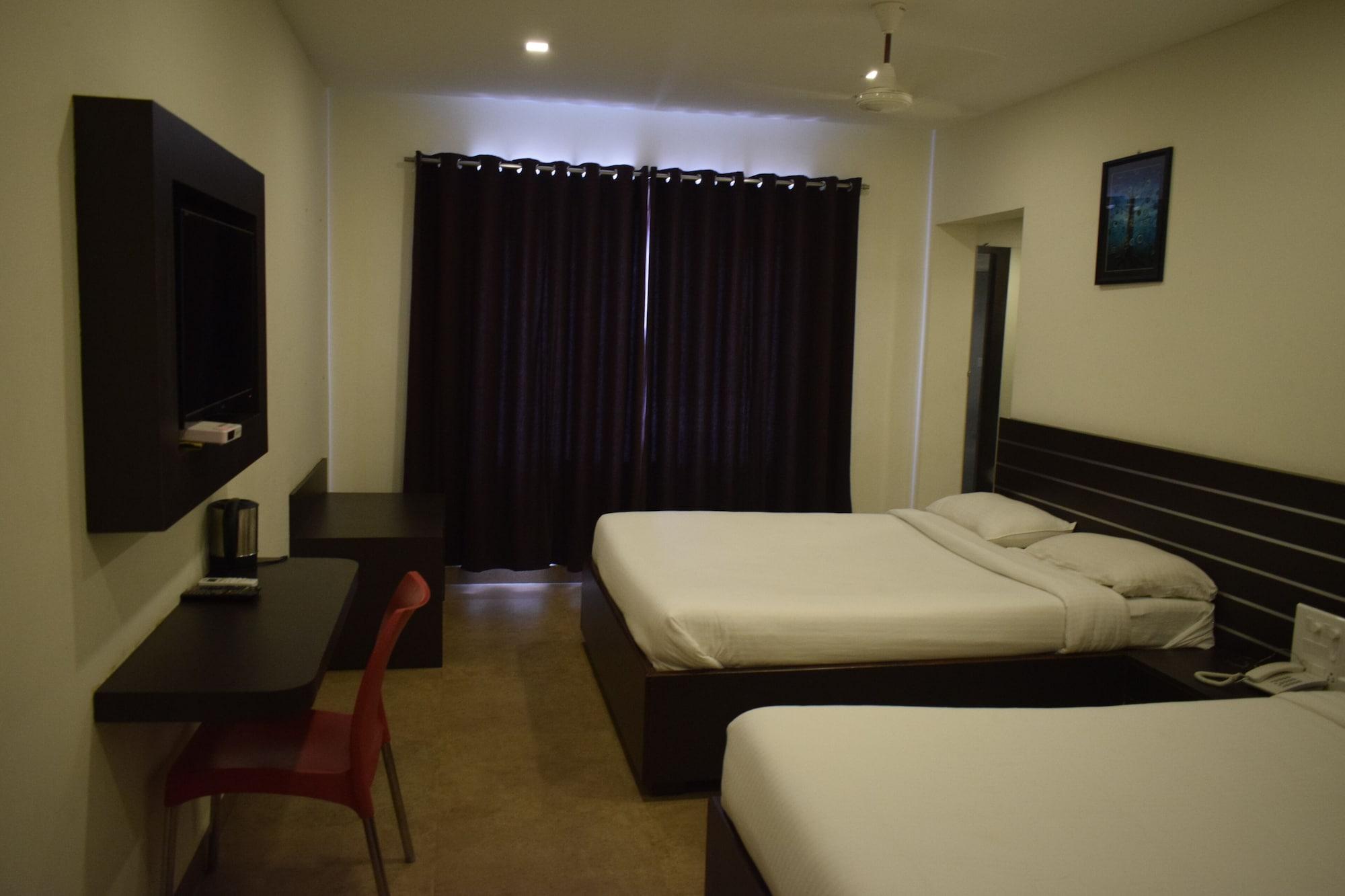 Hotel Sumith Palace Пондичери Екстериор снимка