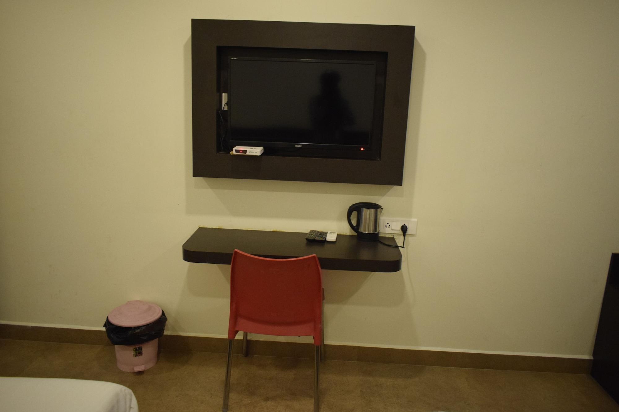 Hotel Sumith Palace Пондичери Екстериор снимка
