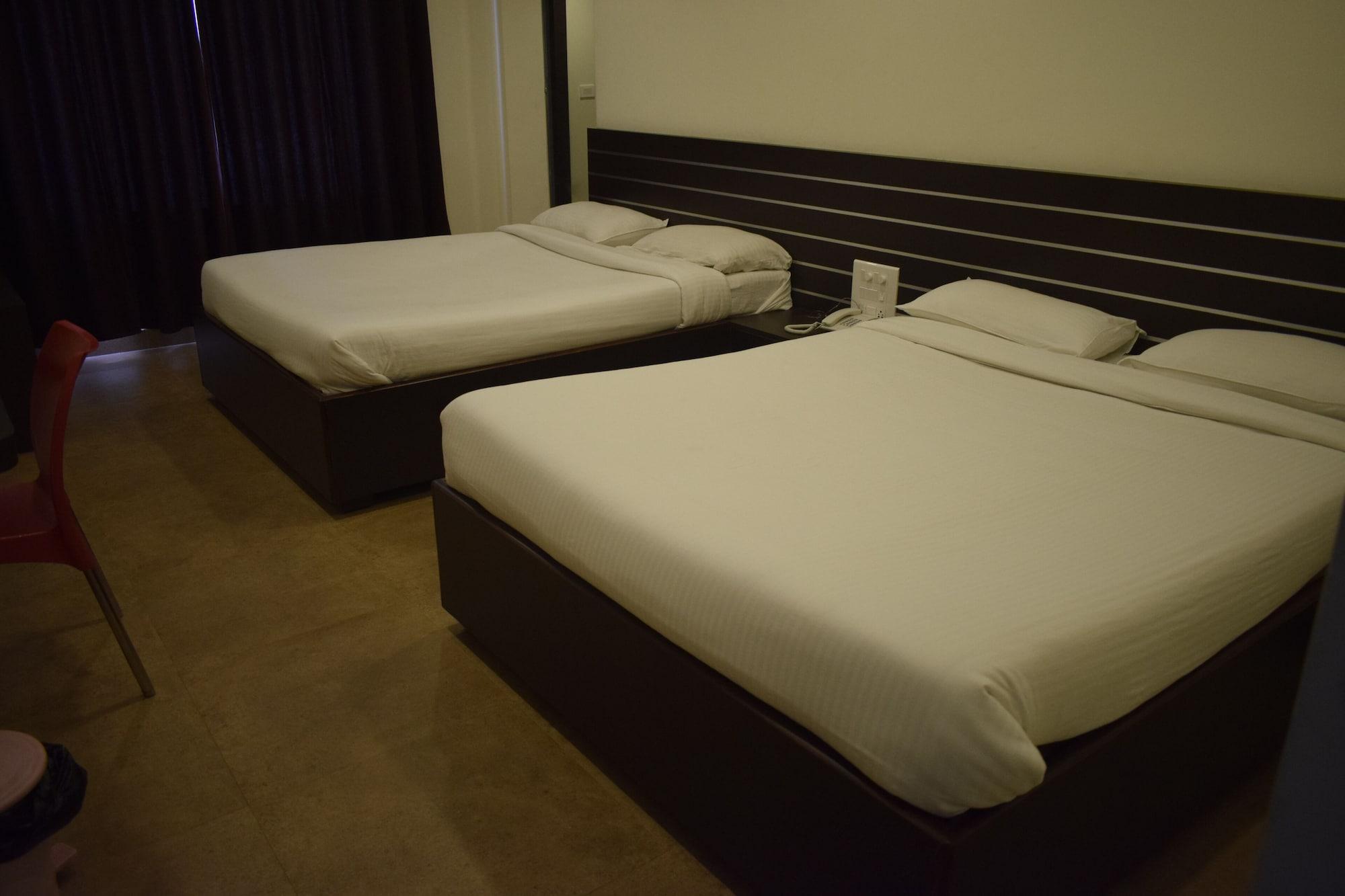 Hotel Sumith Palace Пондичери Екстериор снимка