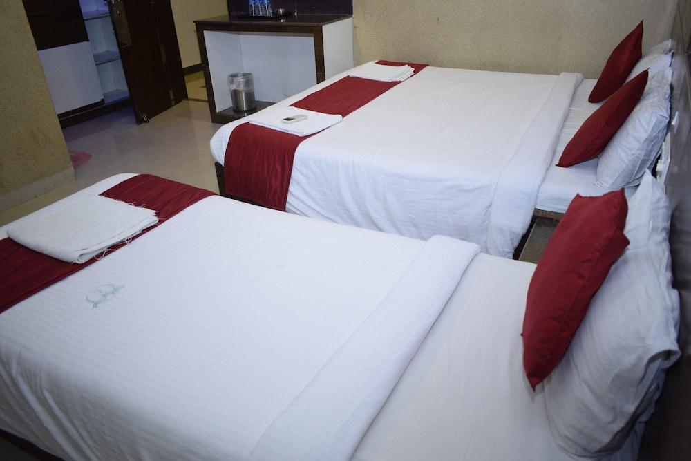Hotel Sumith Palace Пондичери Екстериор снимка
