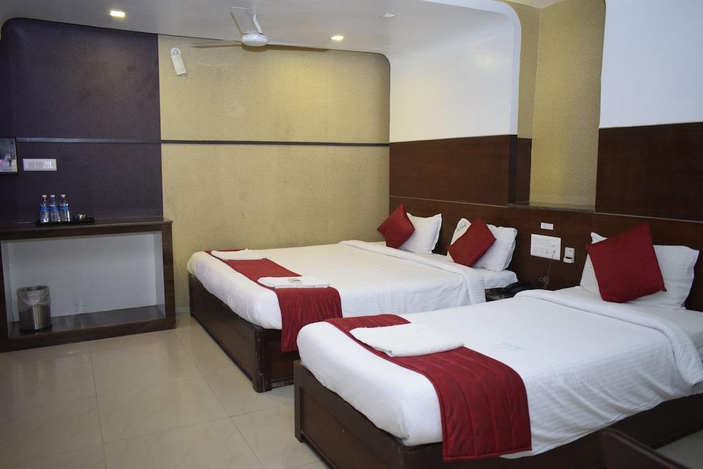Hotel Sumith Palace Пондичери Екстериор снимка