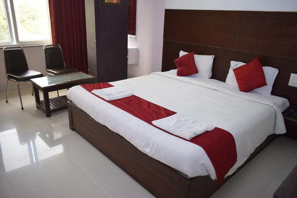 Hotel Sumith Palace Пондичери Екстериор снимка
