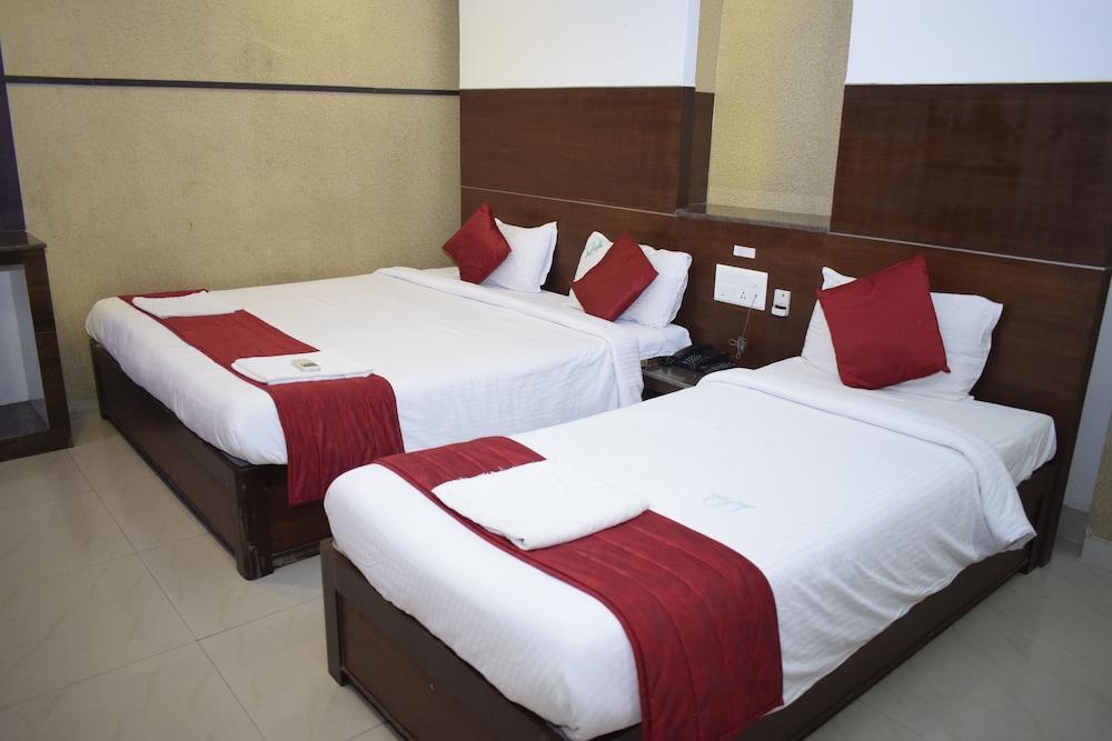 Hotel Sumith Palace Пондичери Екстериор снимка