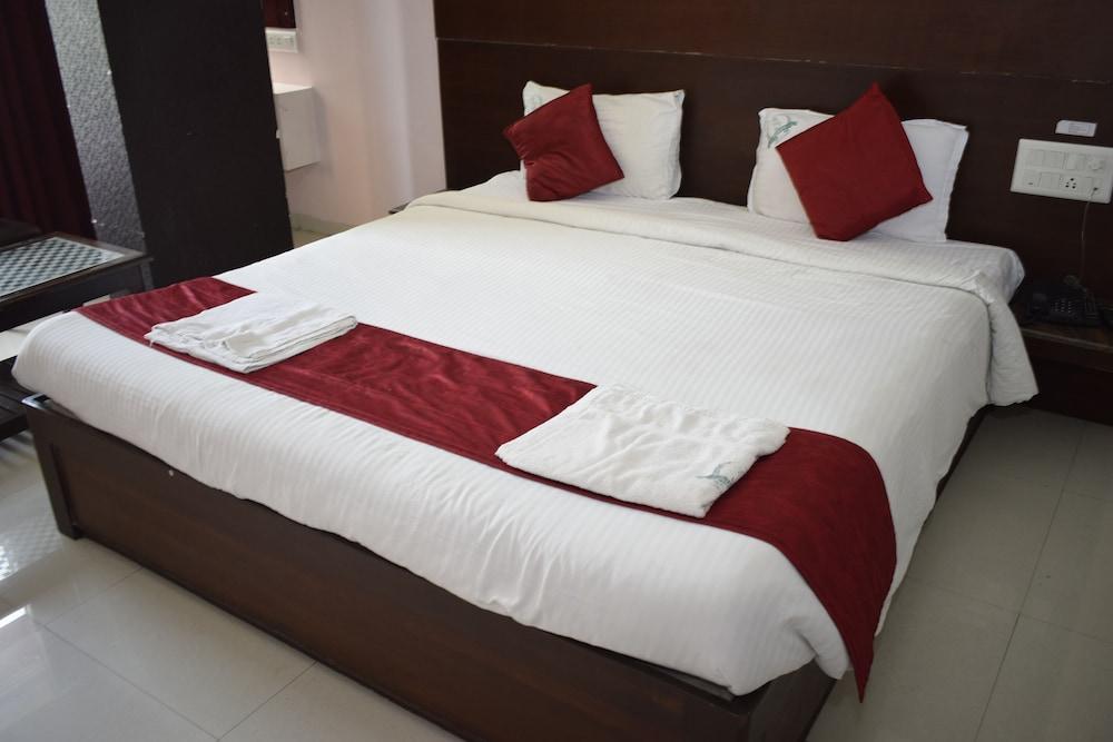 Hotel Sumith Palace Пондичери Екстериор снимка