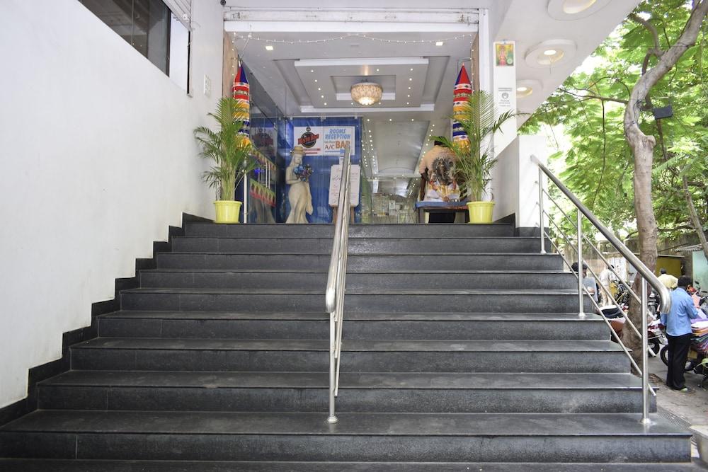 Hotel Sumith Palace Пондичери Екстериор снимка