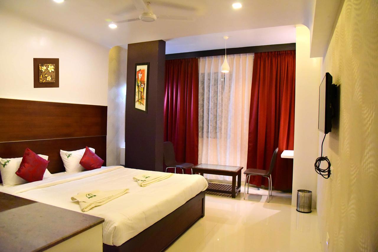 Hotel Sumith Palace Пондичери Екстериор снимка