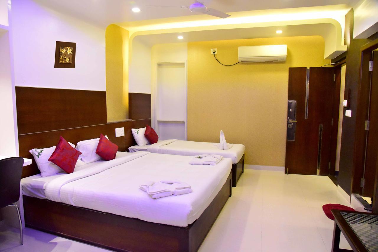 Hotel Sumith Palace Пондичери Екстериор снимка