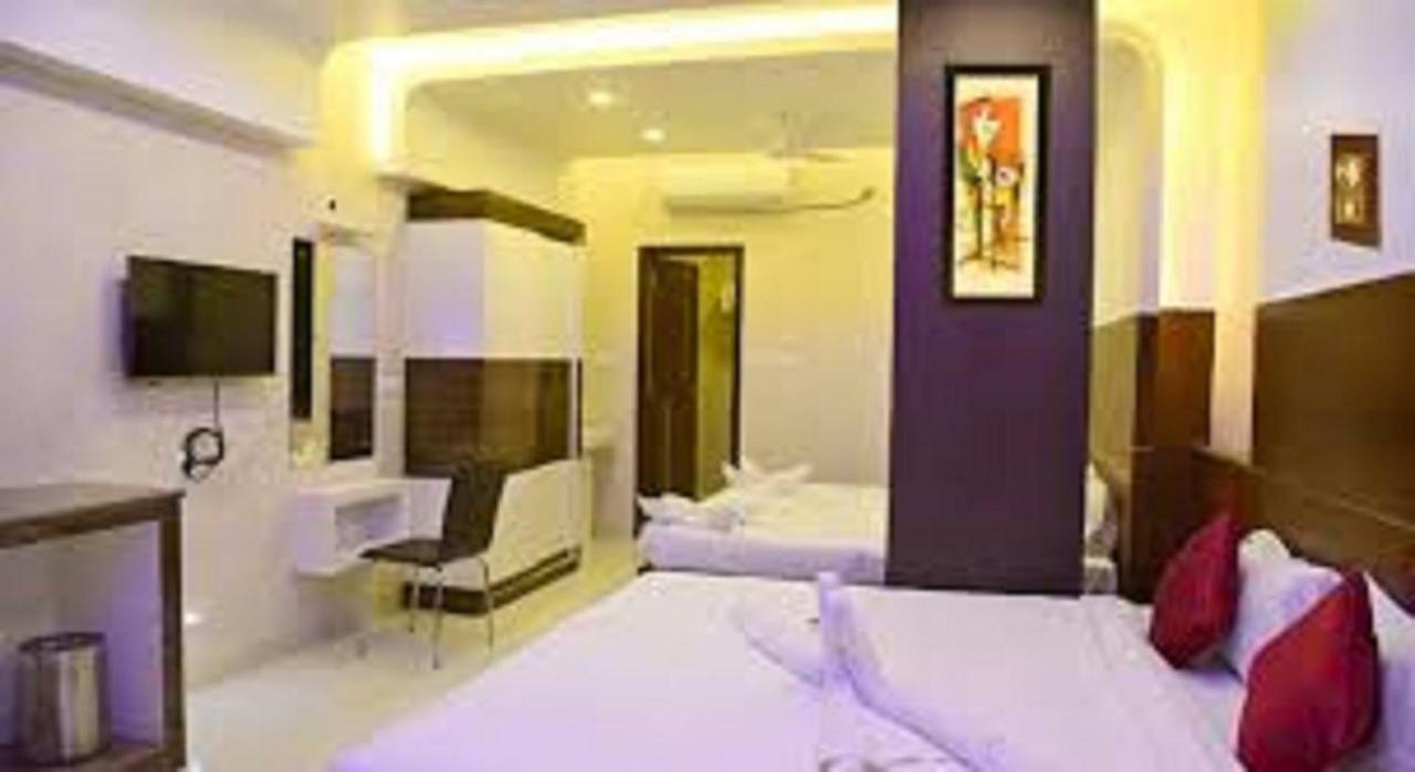 Hotel Sumith Palace Пондичери Екстериор снимка