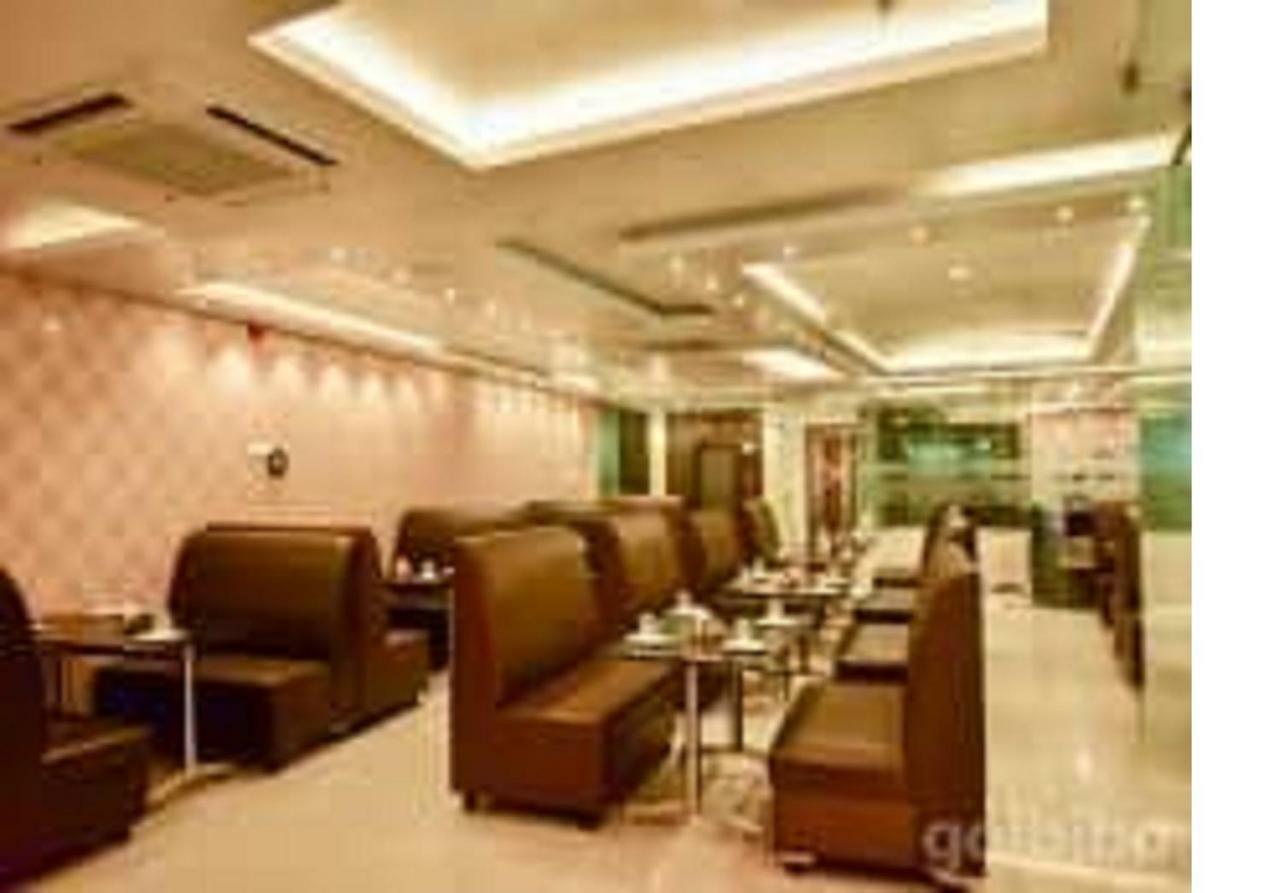 Hotel Sumith Palace Пондичери Екстериор снимка